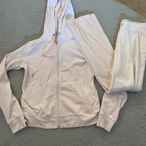 Ljusrosa velour set stl XS från Gina tricot  - Ljusrosa velour set stl XS från Gina tricot k bra skick, dock saknas snöret till byxorna 100 kr, köparen står för frakten 