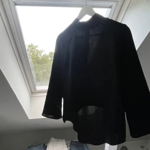 Blus från Zara - Svart fin och lite uppklädd blus från Zara. Så fin och så bra skick! Perfekt till höstens festligheter och när man vill klä upp sig lite!