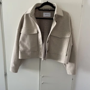 Höst jacka - Säljer denna jacka jag köpt i Spanien som är i storlek M Endast använd en gång Kan gå ner i pris vid snabb affär 