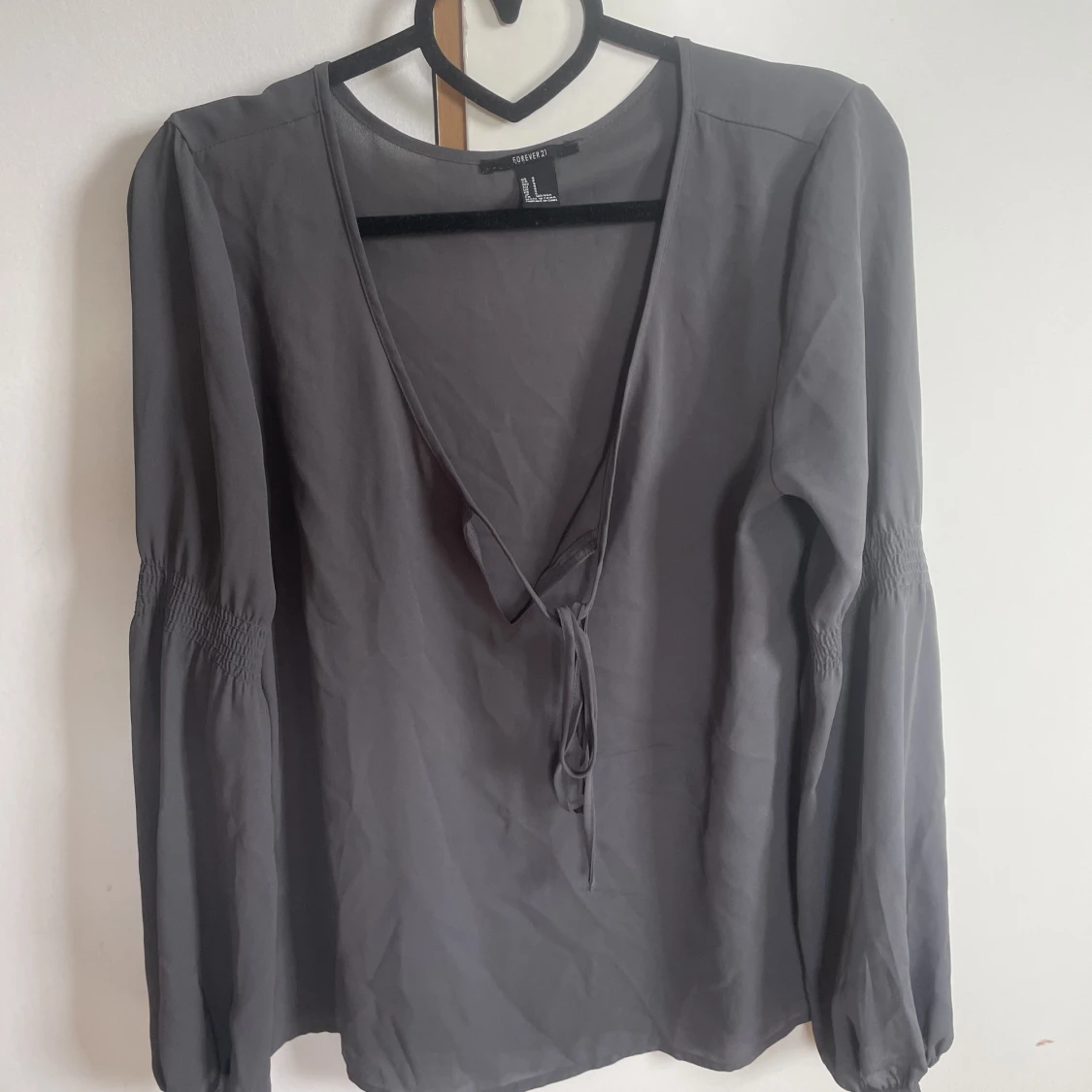 Grå tunn blus