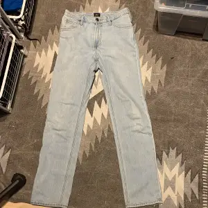 Ett par ljusblåa lee jeans i storlek 28W/32L. Jeansen passar slim. De är knappt använda och är i toppskick!