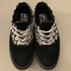 VANS - Inprimcip helt nya Vans,  enbart testade inomhus. Schack mönster samt zebramönster. Zebramönstret är på insidan av foten och schackmänstet är riktat utåt från foten.  Comfy cushioning sula. 