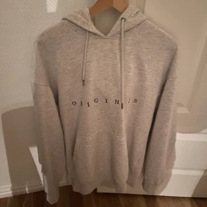 Originals hoodie - Väl använd hoodie från Jack & Jones 