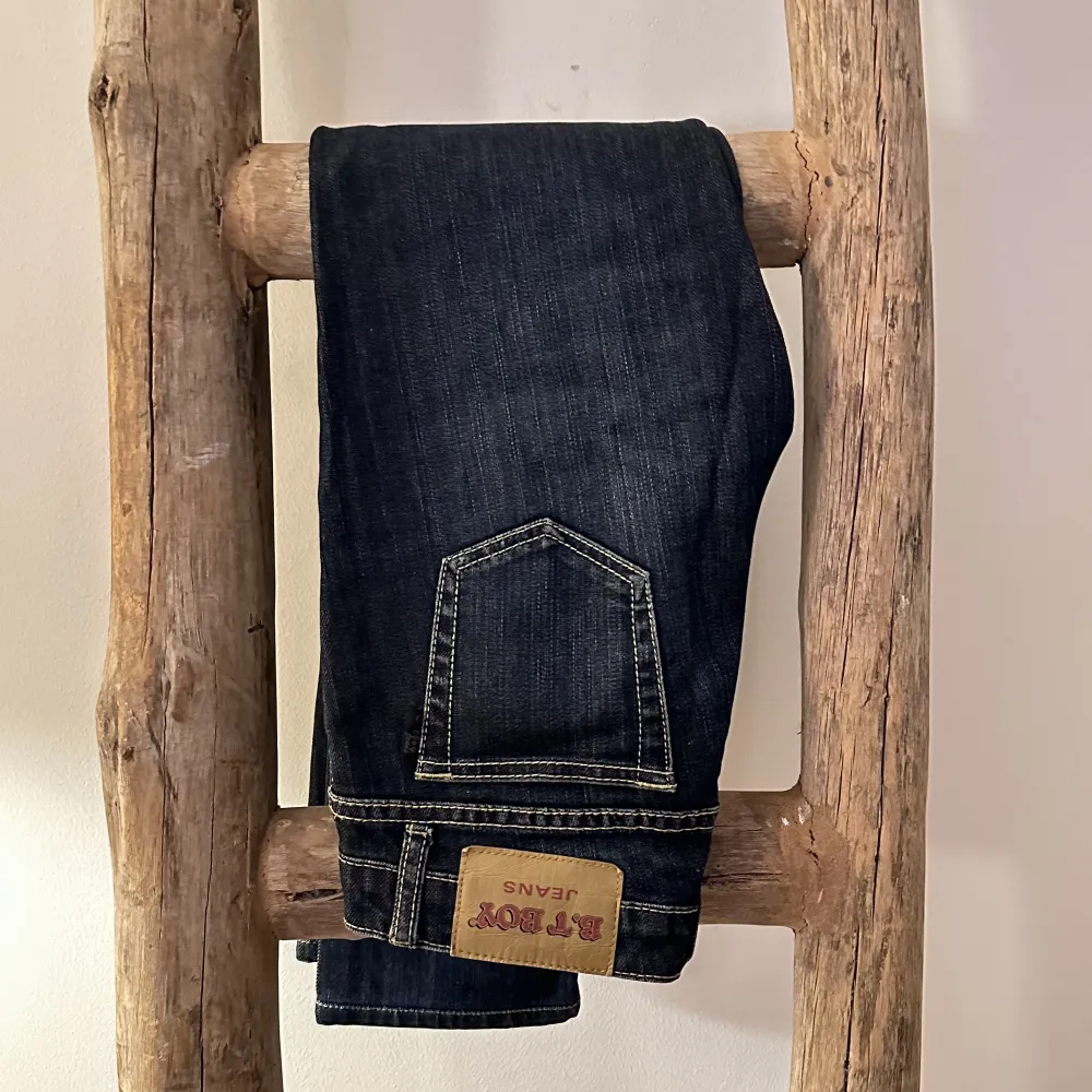 superfina lågmidjade jeans, skit snygg färg, köpta second hand. aldrig använda 🪩. Jeans & Byxor.
