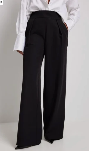 Högmidjade kostymbyxor - (Lånade bilder) Säljer pågrund av högmidjade, liten storlek och för korta. Inget tecken på användning. Köpta för 549kr, säljer för 150kr🩷