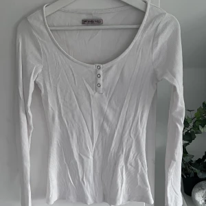 Tröja med knappar - Jättefin tröja, bra skick (kan stryka den innan ja postar) 🤟