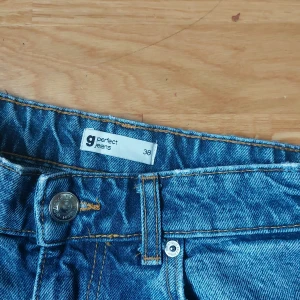 Jeans - Säljer jeans, pga att dem inte passar längre. Lite slitna längt ned på benen, men funkar ändå.👍