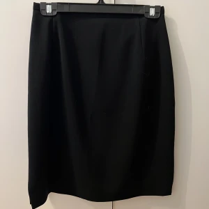 Kjol - Kjol med slits på båda sidorna.   Märke- CHOISE by Danwear