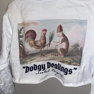 Kort hoodie - Kort (bit ovanför naveln) hoodie med tryck från Crooked Tongues 🐓 Aldrig använd!  Köpt från Asos