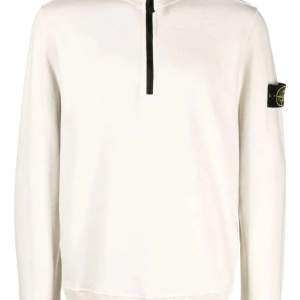 Ny stone Island half zip som tyvärr är lite för stor för mig. Storleken är L. Den är helt ny endast testad. 