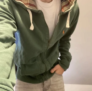Ralph Lauren Hoodie - Unik grön zip tröja från Ralph Lauren. Inga fläckar eller skador. Hör av dig vid frågor!
