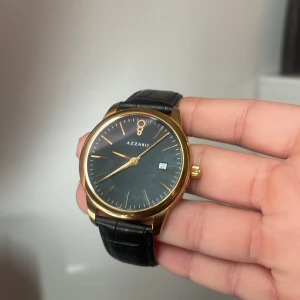 Azzaro klocka - Azzaro klocka i guld och svart, helt ny och oanvänd. Superfin och passar till allt! Nypris 2299 säljer för 900. 