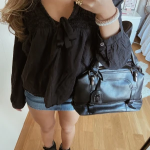 Odd Molly blus - Så söt blus från odd Molly i storleken xs! Rosetten går att knyta upp! Superbra skick🖤