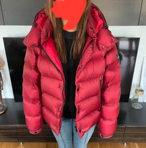  Damjacka Hugo boss - Hugo boss damjacka i storlek IT 50  Köpt som en gåva för cirka 10 månader sedan men kom inte till användning som tänkt så den är i mycket bra skick, ärmarna går att ta av så att man kan bära den som en väst och även luvan går att ta av  Finns i Stockholm 