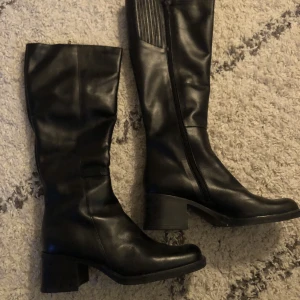 Svarta höga boots/stövlar - Svarta höga boots/stövlar ❤️Inga defekter, använda 1 gång! klackhöjd: 6 cm