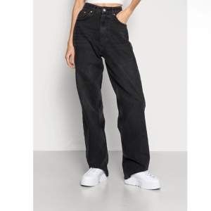 Jeans från Gina tricot o modellen 90’s oversize jeans. Svartgråa. Oanvända med lappar kvar. Innerben: 82cm. Nypris: 599:-. Använd gärna köp nu. 