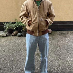 Carhartt jacka  - En worker jacket från Carharrt, en bra vintage jacka vid bra kvalite. Har fläckar på ärmarna och lite på baksidan men det är en del av jackan. Storleken är L