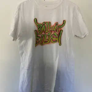 Billie Eilish t-shirt med logga på framsidan. 