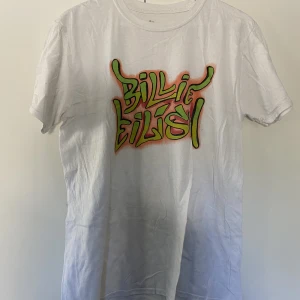Billie Eilish t-shirt  - Billie Eilish t-shirt med logga på framsidan. 