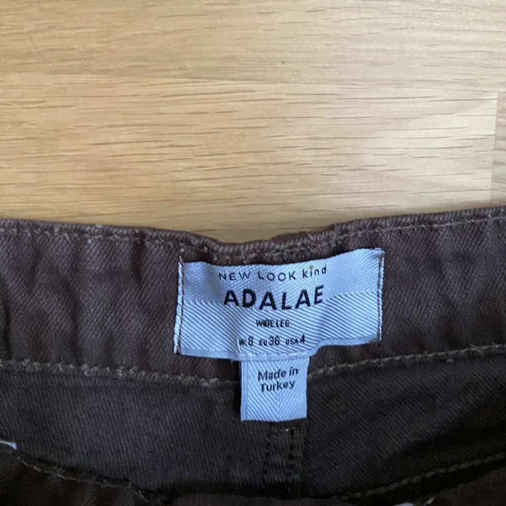 Jeans från märket Adalae i bra skick. Fin färg till hösten. Hör av er vid frågor!. Jeans & Byxor.