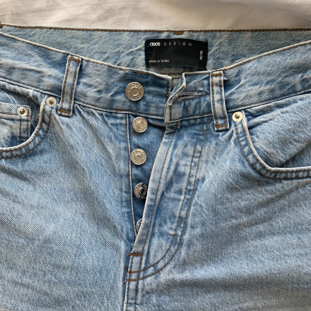Säljer dessa midwaist jeans från Asos. Använda fåtal gånger så i fint skick!💓. Jeans & Byxor.