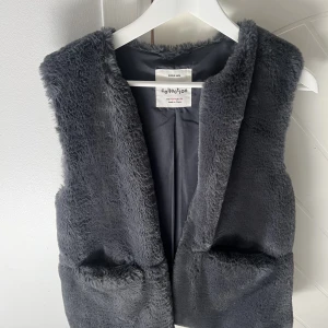 Väst🩶 - Oversized fluffig väst, använd två ggr🩶