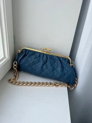 Axelväska  - Snygg väska med maffig guldkedja 