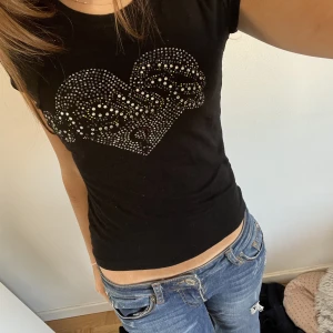 Guess topp - Jätte söt topp från Guess, lite av stenarna har åkt av men annars är den i bra skick💕storlek S men sitter som en xs på mig iaf. Om många är intresserade blir det budgivning.