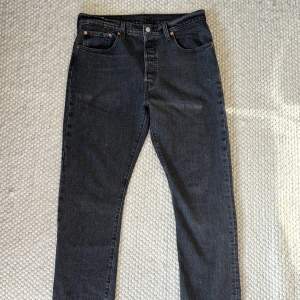 Helt nya Levis 501 jeans utan några slitage skick 10/10! Nypris: 1099 Om du har några frågor är det bara att skriva till mig😃