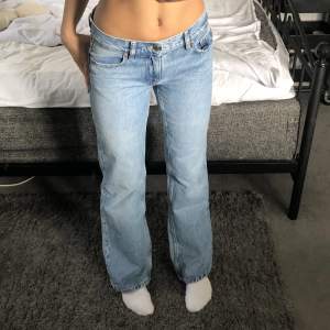 Säljer dessa oandvända lågmidjade jeansen från Gina Tricot!💞Dem är i strl 32 men kan kännas som 34 också,har aldrig andvänt dem!💞Ny pris 500kr,säljer för 350