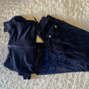 Juicy couture - Fint skick. Köpt på Nelly har använt dom 1 gång.