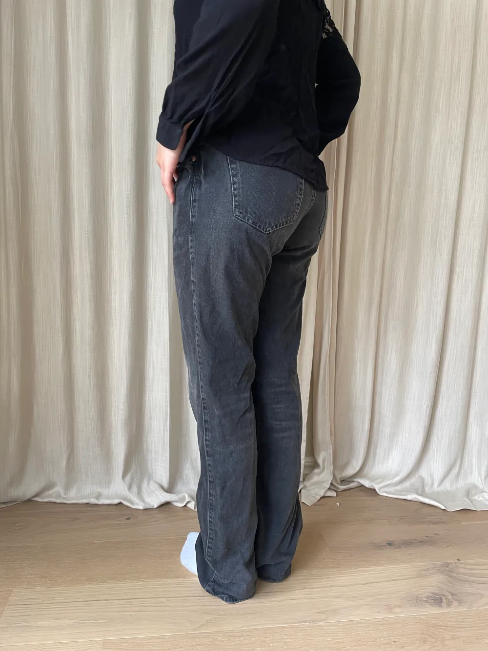supersnygga lågmidjade svarta jeans. Storlek 27/32! Hör av dig vid fler frågor :). Jeans & Byxor.