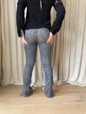 Super fina gråa jeans! Storlek 36! Hör av dig vid fler frågor!