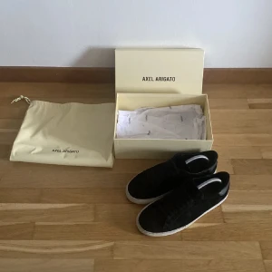 Arigato Clean 90 Mocka - Tjena! Jag säljer ett par Fina arigatos 90 Clean Mocka för 999 kr. Skicket är 8/10 och de har varit sparsamt använda i 2/3 månader.Storleken är 41 och de har ett ny pris på 2500 kr.Boxen och påsen medföljer såklart😇😇Priset och byten kan alltid diskuteras