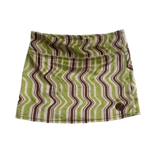 Urbanoutfitters<33 - Kjol köpt för ca 2 år sedan, är i perfekt skick!! Säljs då den inte längre används, i strl Xs: 30 cm i midjemått & 31 cm i längd. Köpare står för frakt<33