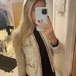 Jacka - Beige jacka med röda detaljer💕ett litet hål på ryggen. 