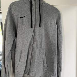 Snygg Nike zip hoodie. Knappt använd och i gott skick. Priset är 350 men kan gå ner lite vid snabb affär!