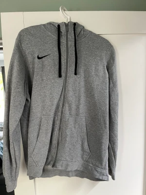 Nike ziphoodie - Snygg Nike zip hoodie. Knappt använd och i gott skick!