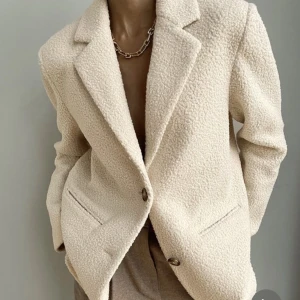 Kavaj i teddy  - Jättefin kavaj från NA-KD. Använd förra vintern men fortfarande i bra skick! St 36 men oversized så passar 34-38 beroende på hur man vill att den ska sitta. Nypris 999kr. 