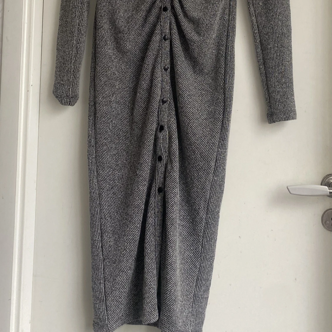 Figurnära Ribstickad maxiklänning med krage - 90