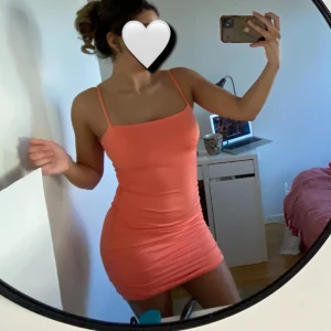 Festklänning   - 10/10 aprikos klänning, formar verkligen höfterna. Passar bra till fest och middag (kan kläs upp och ner).   skönt material också! ⭐️🤍