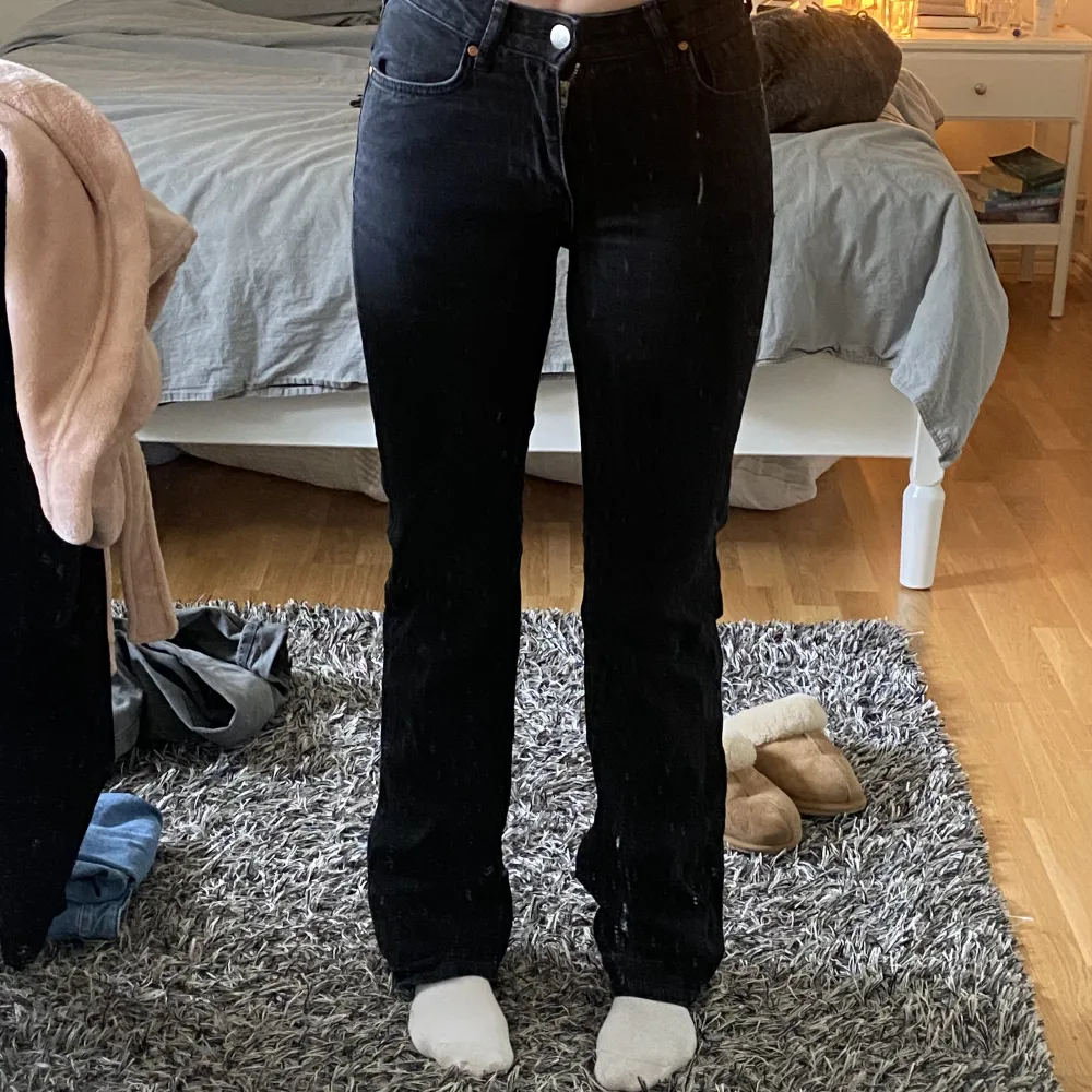 Svarta bik bok jeans Längd 32 och storlek 25  Lite långa på mig som är 164 cm så därför uppvikt kant.  (Nypris när jag köpte dom 600). Jeans & Byxor.