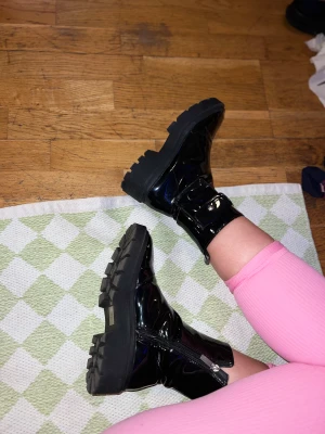 Lack boots stl 37 - Lack boots endast provade ev använda en gång.. strålande skick stl 37. Säljes för 150kr
