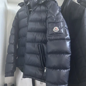 Äkta Moncler maya - Jätte bra skick, Storlek 14 Y men passar S. Självklart äkta. Qr kod finns som bekräftar.