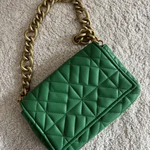 Säljer min gröna väska från Zara då den ej används.