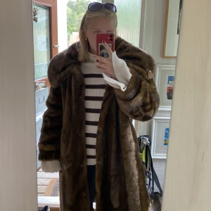 Vintage fuskpälskappa✨ - Säljer denna sjukt häftiga fuskpälsjacka! Väldigt lång (jag är 180cm) och sitter fint oversize! Jättefint skick!✨✨💞