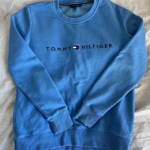 En klarblå tröja från Tommy Hilfiger🌟Bra skick och enbart använd ett fåtal gånger🌼