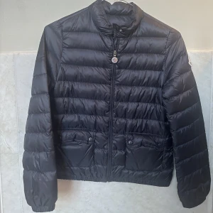 Jacka - Säljer min gamla moncler jacka. Den är i storleken 10 A, och därför är den väldigt liten på mig, men skulle ändå säga att den är större än den angivna storleken. Sista bilden visar hur den sitter på mig som är 172 cm. Den är i god kvalite. 💓💓