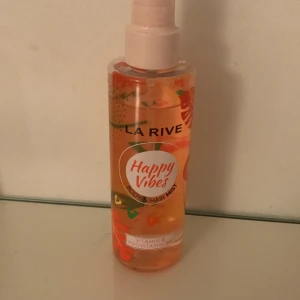 Body mist💋 - Säljer en body mist i lukt ”Happy vibes ” Typ aldrig använd. Jag säljer den för jag har för många. Luktar typ sommar vibes.
