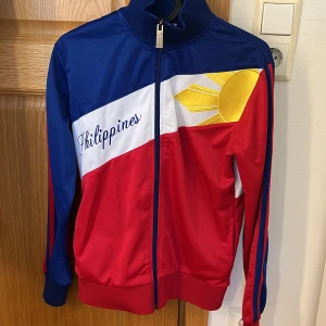 Filipinsk tröja  - My Philippines tröja i storleken S. Aldrig använts, är i ett fint skick. Den är mindre i storleken. Passar dig som har storlek XS.